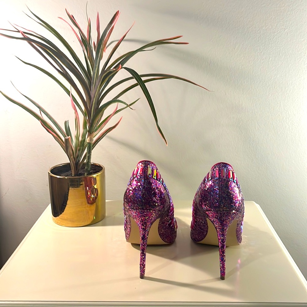 Steve Madden pump. This one is sure to turn heads! Stunning shoe! Size 10. - Picture 3 of 7